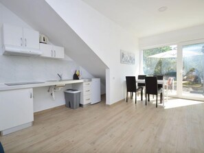 Refrigerador, microondas y utensilios de cocina