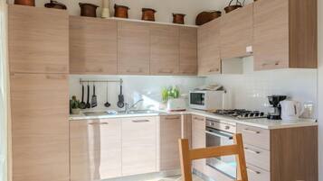 Een koelkast, een microgolfoven, een oven, een vaatwasser