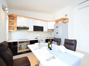 Fridge, oven, dishwasher, cookware/dishes/utensils - Apartment Mornar by Interhome (Trogir/Arbanija)