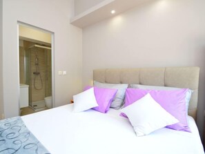 2 bedrooms, desk, Internet