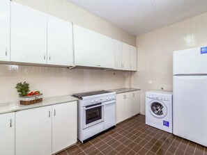 Kühlschrank, Mikrowelle, Ofen, Geschirrspüler