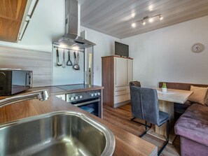 Kühlschrank, Mikrowelle, Ofen, Kochgeschirr/Geschirr/Besteck
