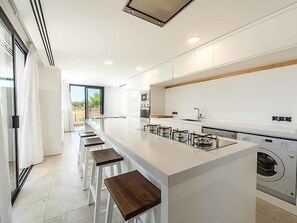 Réfrigérateur, micro-ondes, four, lave-vaisselle