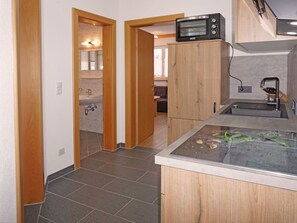 Kühlschrank, Mikrowelle, Geschirrspüler, Kochgeschirr/Geschirr/Besteck