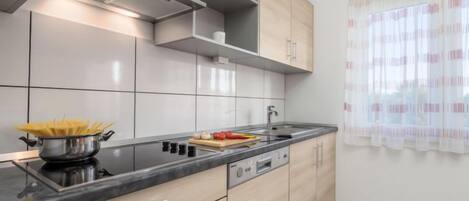 Kühlschrank, Mikrowelle, Geschirrspüler, Kochgeschirr/Geschirr/Besteck