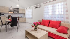 Eine moderne Wohnung mit Küche, Essbereich und Wohnzimmer.