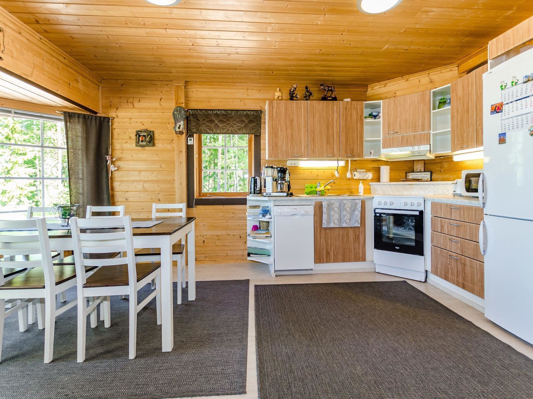 Kylskåp, mikrovågsugn, diskmaskin och grytor/köksredskap
