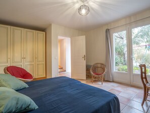 5 bedrooms, desk, Internet