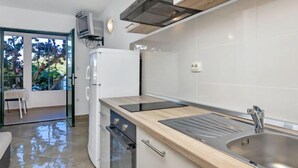 Kjøleskap, ovn og kjøkkenutstyr