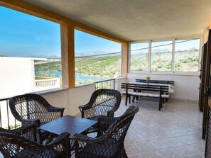 Outdoor dining - Vacation home Mia by Interhome (Novigrad (Zadar))