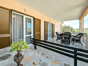 Outdoor dining - Vacation home Mia by Interhome (Novigrad (Zadar))