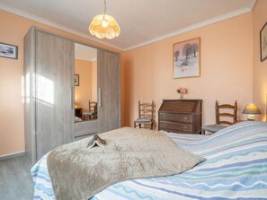 4 bedrooms, iron/ironing board, WiFi