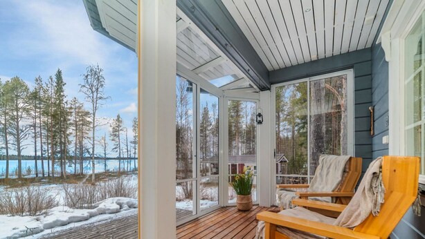 A wooden deck with two wooden chairs and a potted plant. - Vacation home Ojala by Interhome (Kuusamo)
