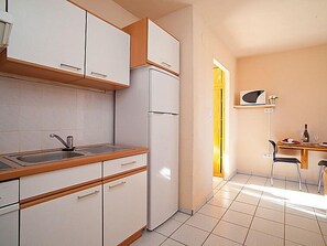Een koelkast, een magnetron, een oven, een kinderstoel