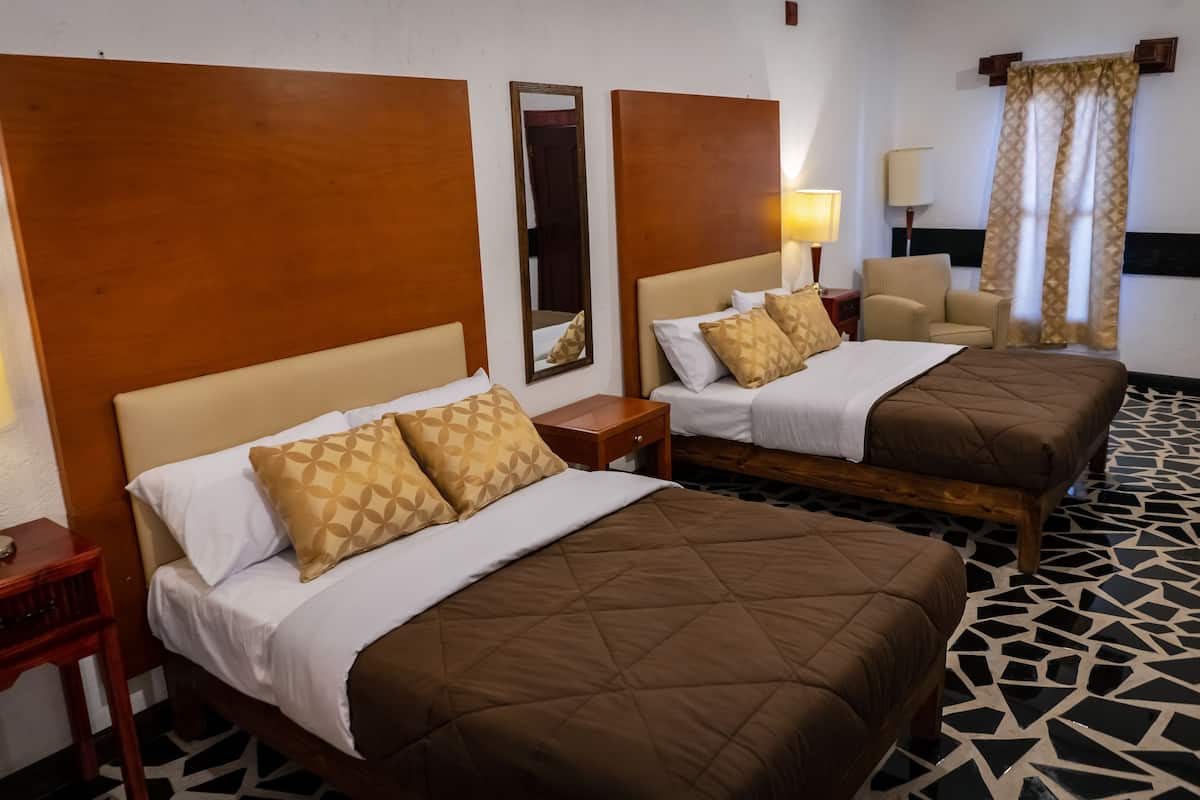 1 habitación, escritorio y espacio para trabajar con laptop