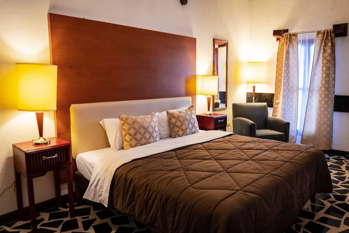 1 habitación, escritorio y espacio para trabajar con laptop