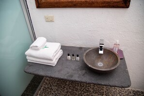 Kamar Standar, 1 Tempat Tidur King | Kamar mandi | Shower, pengering rambut, handuk, dan sabun