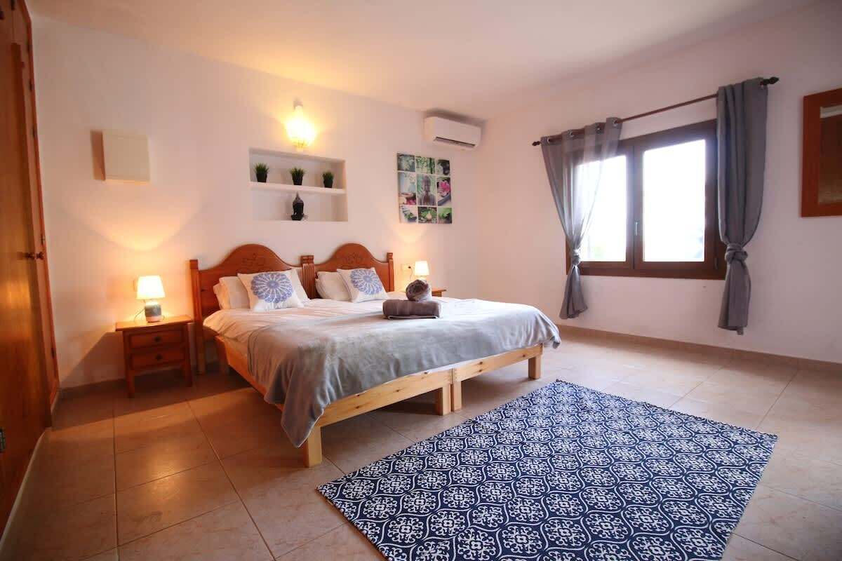 4 slaapkamers, een strijkplank/strijkijzer, gratis wifi, beddengoed