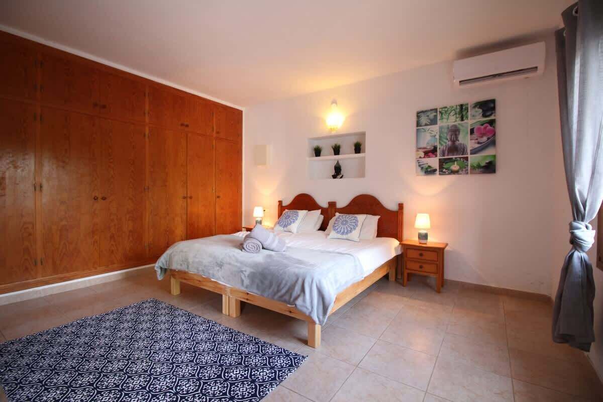 4 bedrooms, iron/ironing board, free WiFi, bed sheets