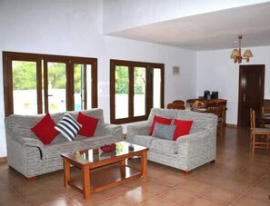 TV, mesa de pingue-pongue