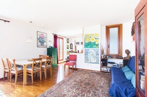 Smart TV, lettore DVD, libri, impianto stereo