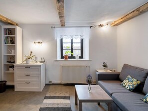 Una televisión, una chimenea