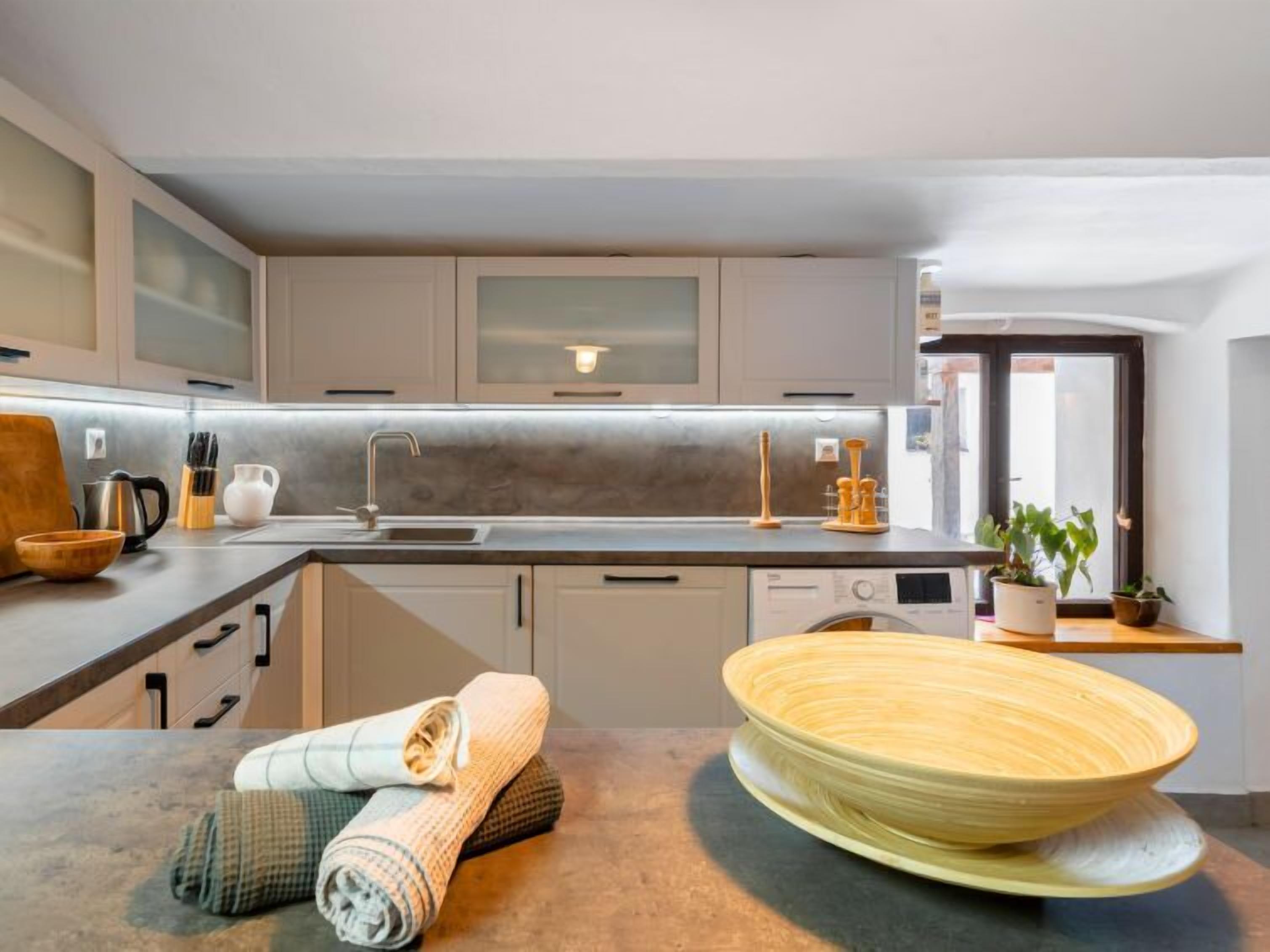 Køleskab, mikrobølgeovn, opvaskemaskine, køkkentøj/tallerkener/redskaber