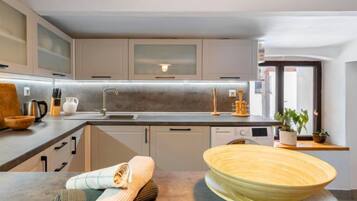 Fridge, microwave, dishwasher, cookware/dishes/utensils