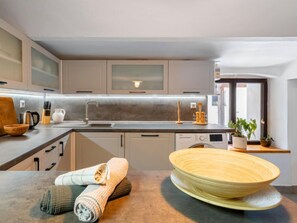 冰箱、微波炉、洗碗机、厨具/餐具