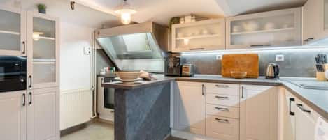 Refrigerador, microondas, lavavajillas y utensilios de cocina