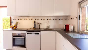 Fridge, microwave, oven, coffee/tea maker
