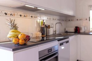 Refrigerador, microondas, horno y cafetera y tetera 