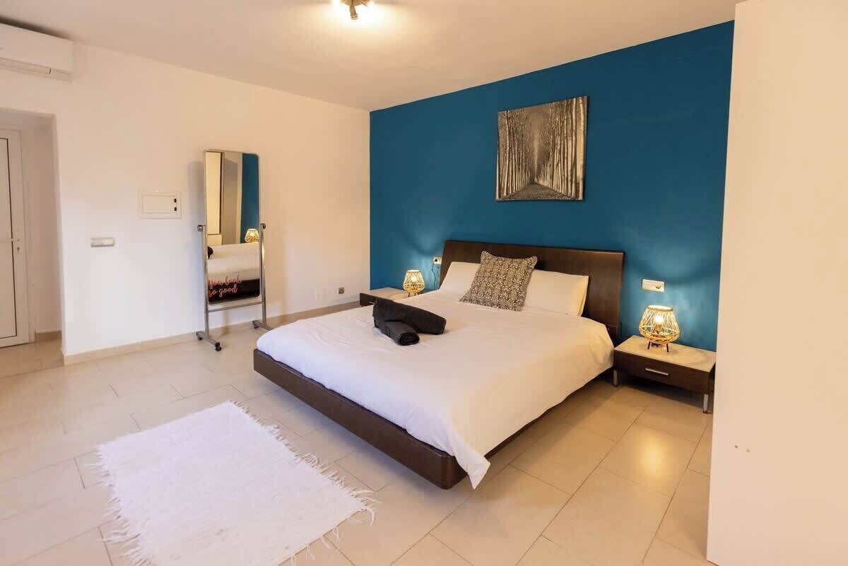 8 slaapkamers, een strijkplank/strijkijzer, gratis wifi, beddengoed