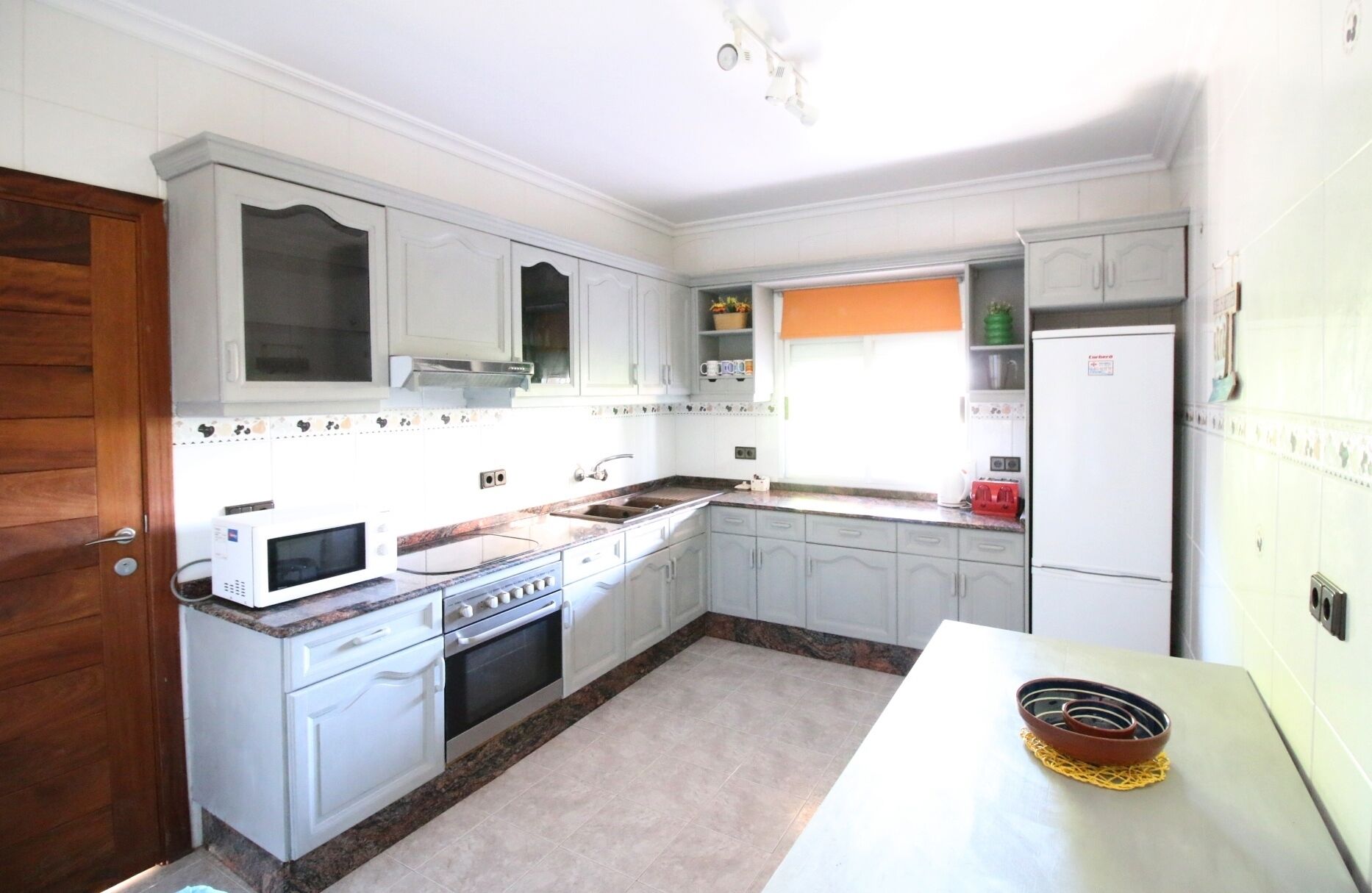 Fridge, microwave, oven, coffee/tea maker