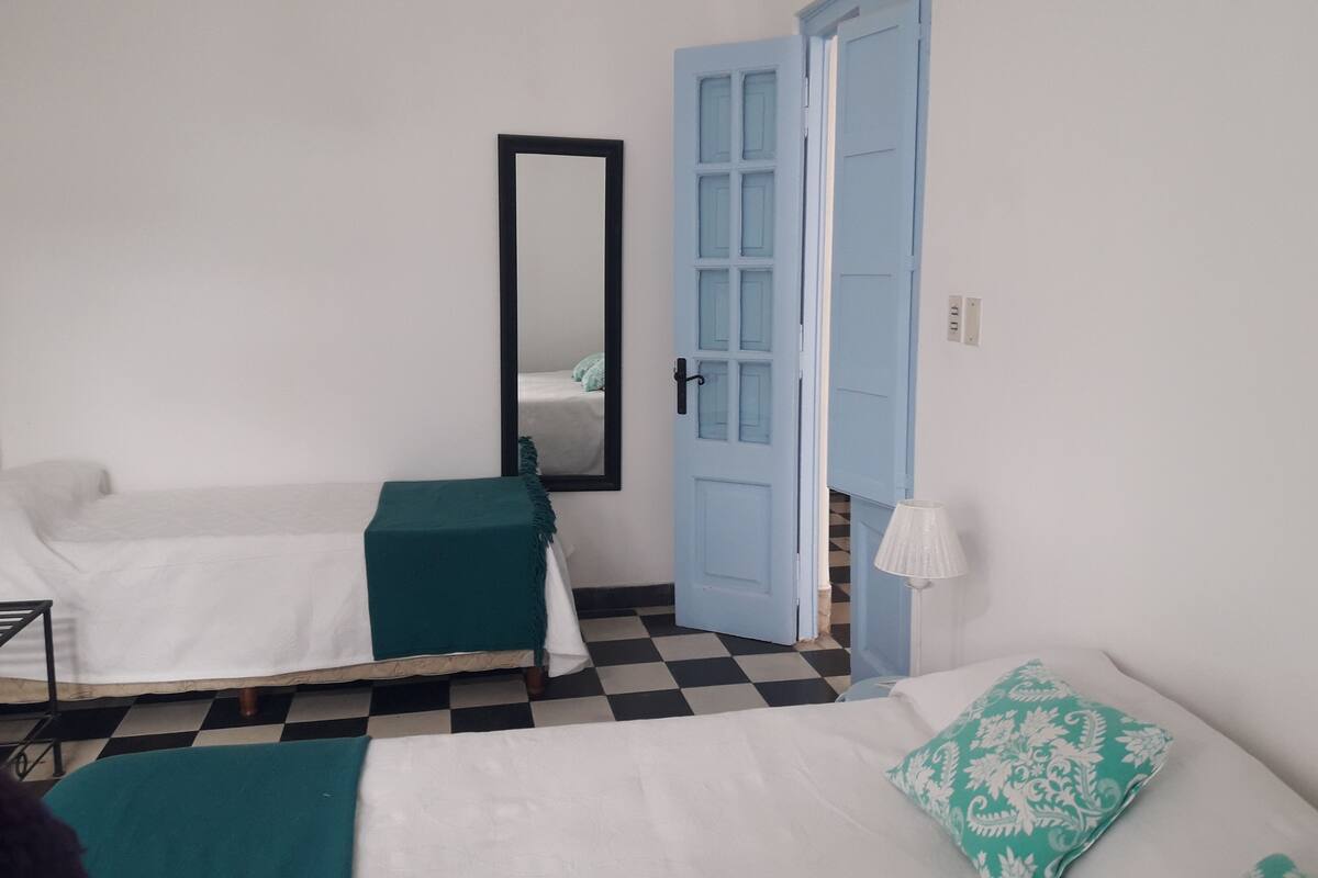 Habitación triple | Decoración personalizada, muebles diferentes y cortinas blackout