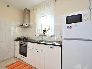 Kühlschrank, Mikrowelle, Ofen, Geschirrspüler