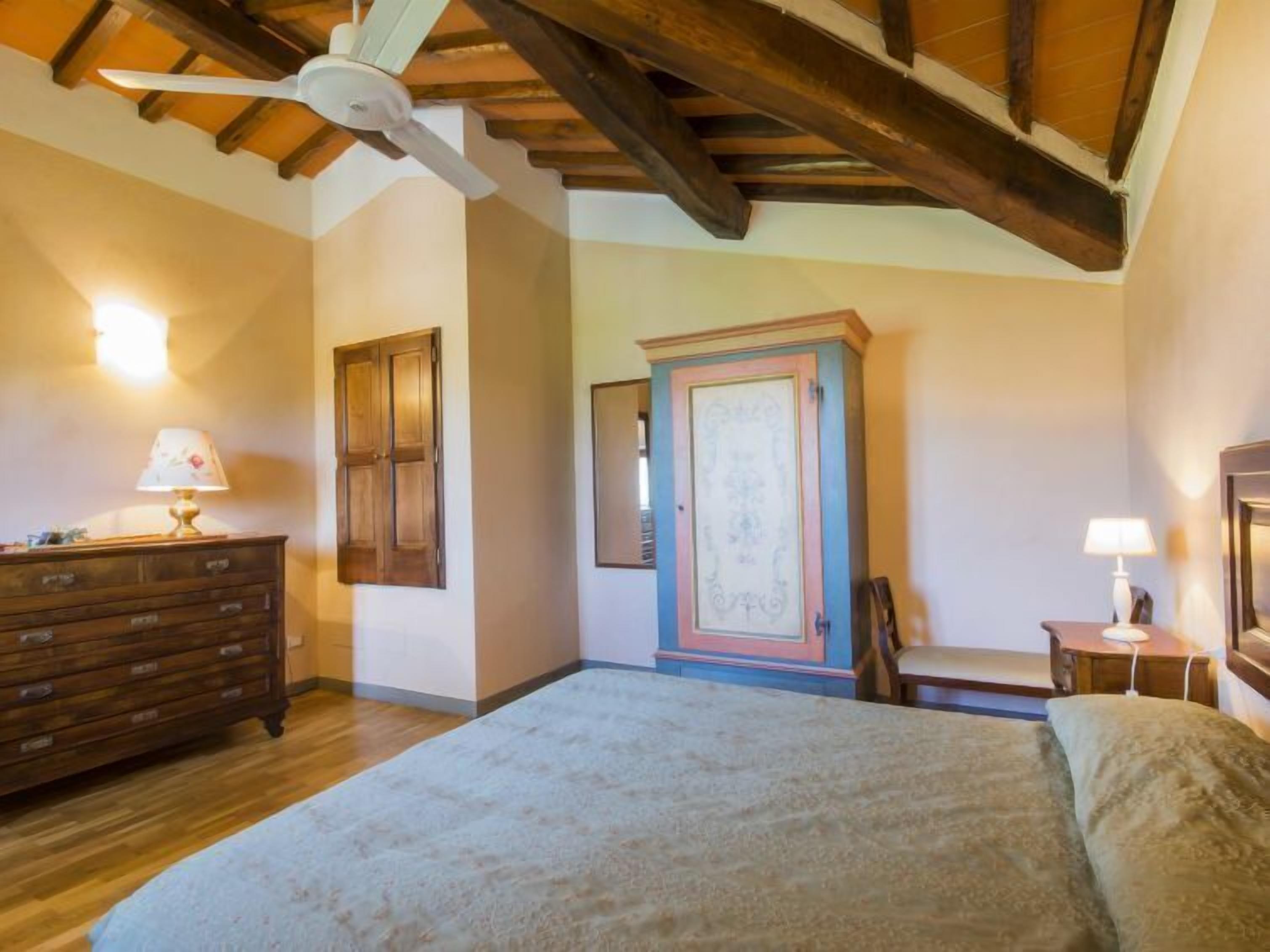 Ein Schlafzimmer mit einem Bett, einem Holzschrank und einem Kleiderschrank.