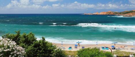 Una spiaggia nelle vicinanze