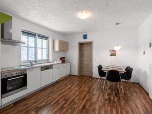 Kühlschrank, Ofen, Geschirrspüler, Hochstuhl