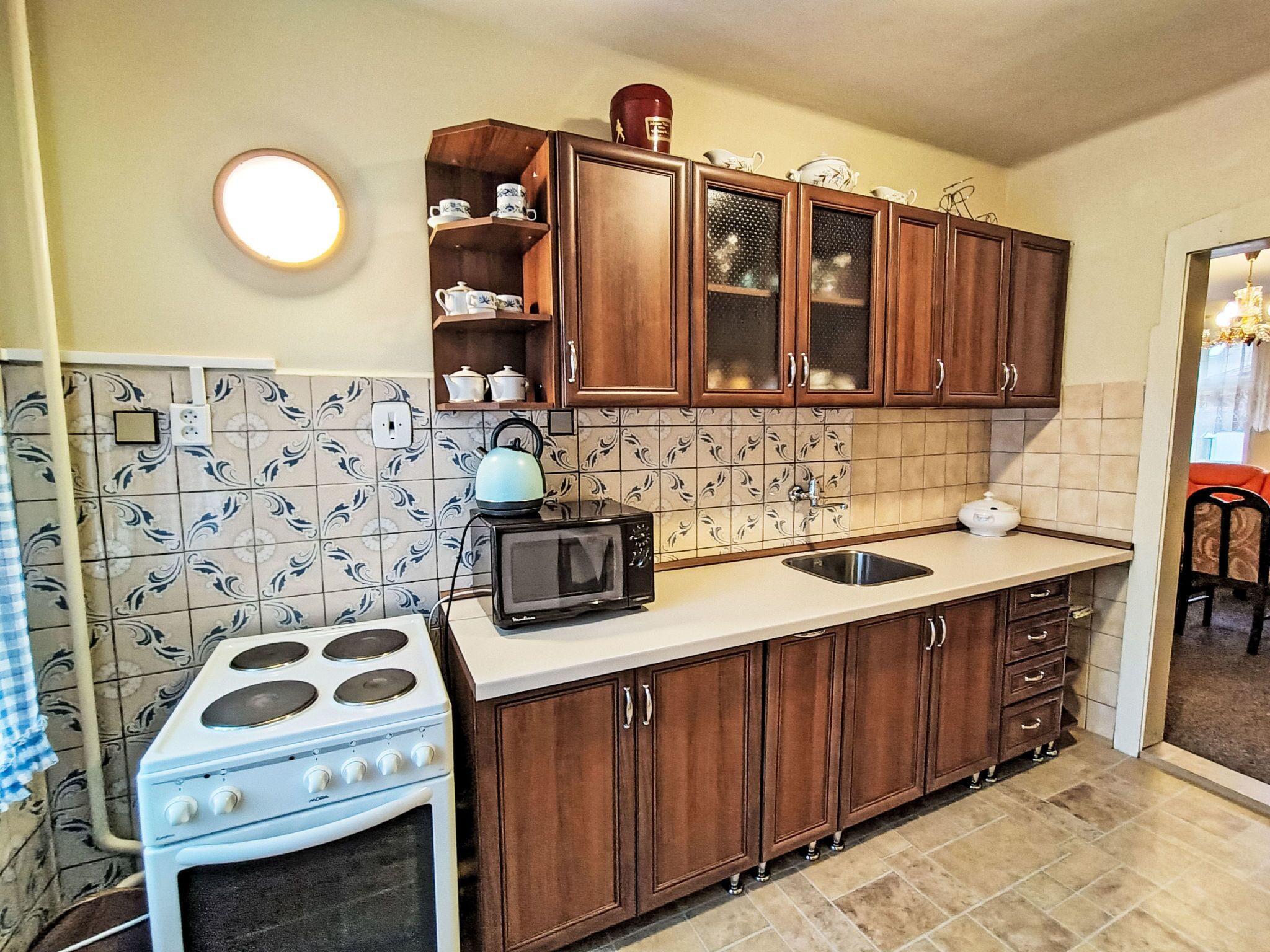 Køleskab, mikrobølgeovn, ovn, køkkentøj/tallerkener/redskaber