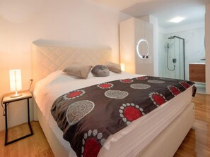 7 bedrooms, desk, Internet