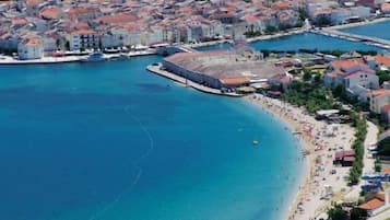 Una spiaggia nelle vicinanze