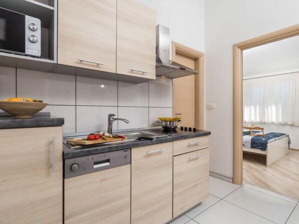 Fridge, microwave, dishwasher, cookware/dishes/utensils