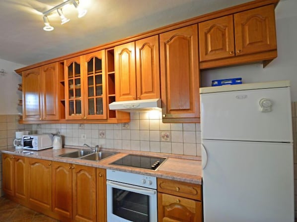 Kühlschrank, Ofen, Kochgeschirr/Geschirr/Besteck, Gefrierschrank