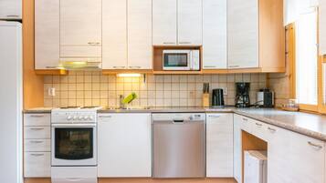 Kylskåp, mikrovågsugn, diskmaskin och grytor/köksredskap
