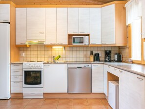 Kühlschrank, Mikrowelle, Geschirrspüler, Kochgeschirr/Geschirr/Besteck