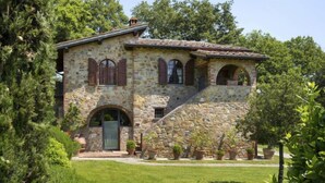 A stone building with arched windows and a central entrance. - Tenuta Farneta by Interhome (Lucignano)