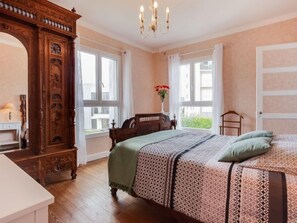 4 makuuhuonetta, silitysrauta/-lauta, internet