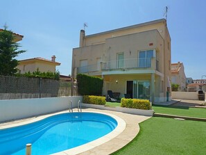 A two-story house with a swimming pool, a balcony, and a patio area. - Vacation home Mar by Interhome (L'Ampolla)