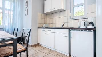 KylskÄp och grytor/köksredskap